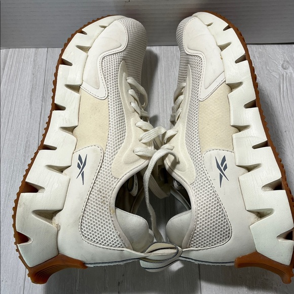 Reebok Cream Sneakers with Brown Sole - Picture 10 of 11
